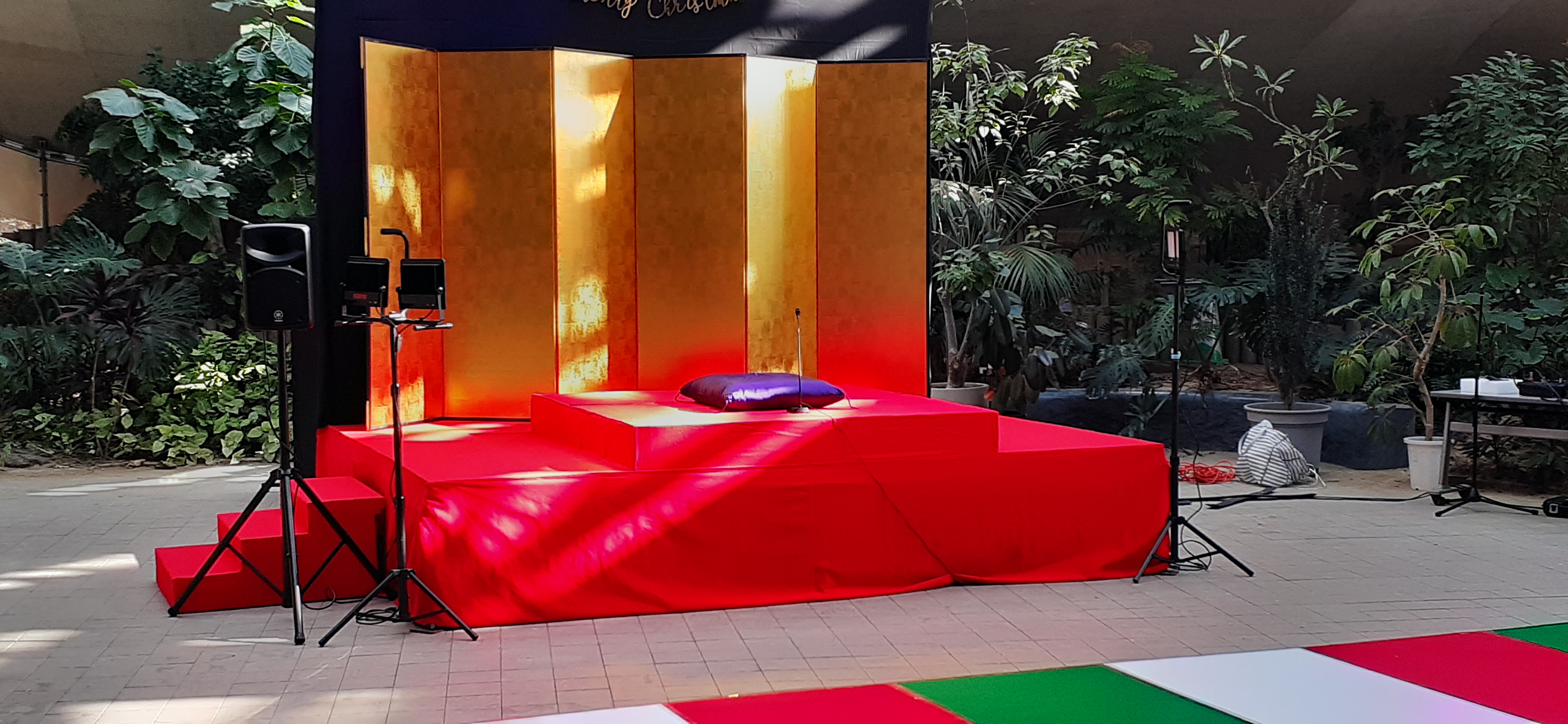 高座と金屏風の設営